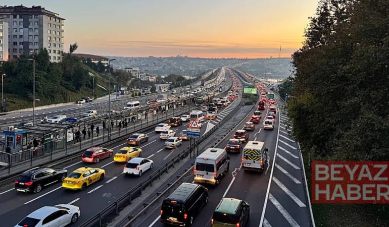 İstanbul'da trafik yine kilit! Yoğunluk yüzde 89'a ulaştı