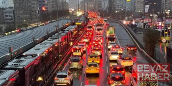 İstanbul'da trafik kilitlendi! Yoğunluk yüzde 90'a dayandı...
