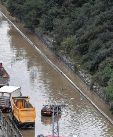 İstanbul'un göbeğinde skandal görüntü: Sel felaketinin ardından ortaya çıktı! Binaların altından...