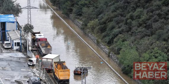 İstanbul'un göbeğinde skandal görüntü: Sel felaketinin ardından ortaya çıktı! Binaların altından...