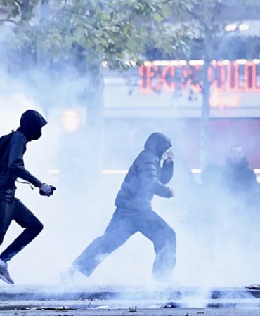 Fransa adeta yangın yeri: Lüks mağazalardan yüz binlerce euroluk eşya yağmalandı! 4 şehirde sokağa çıkma yasağı