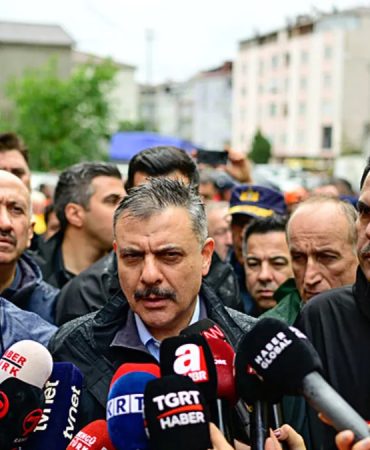 Bakan Çiftçi ve Bakan Kurum selin vurduğu Ayazağa'da incelemelerde bulundu