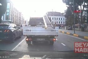 Elektrikli bisikletteki 2 öğrenciye minibüs çarptı