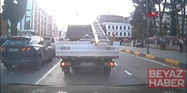 Elektrikli bisikletteki 2 öğrenciye minibüs çarptı
