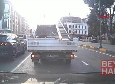 Elektrikli bisikletteki 2 öğrenciye minibüs çarptı