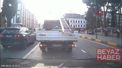 Elektrikli bisikletteki 2 öğrenciye minibüs çarptı