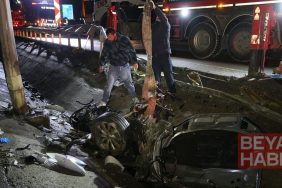 Direğe çarpan otomobil parçalandı: 2 ölü