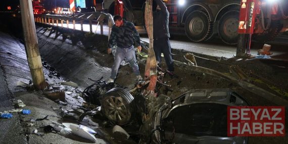 Direğe çarpan otomobil parçalandı: 2 ölü