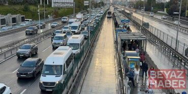 İstanbul'da trafik yoğunluğu: Ana arterlerde araçlar güçlükle ilerliyor