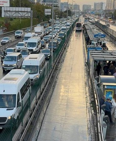 İstanbul'da trafik yoğunluğu: Ana arterlerde araçlar güçlükle ilerliyor