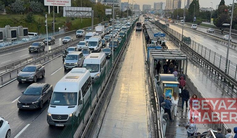 İstanbul'da trafik yoğunluğu: Ana arterlerde araçlar güçlükle ilerliyor