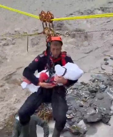 Selde mahsur kalan Zeynep bebek böyle kurtarıldı