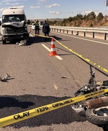 Kütahya’da minibüsle çarpışan motosiklet sürücüsü öldü