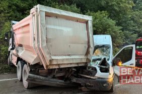 Minibüs kamyonla çarpıştı: 1 ölü, 18’i öğrenci 23 yaralı