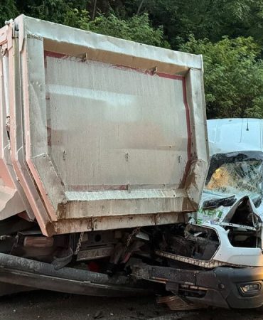 Minibüs kamyonla çarpıştı: 1 ölü, 18’i öğrenci 23 yaralı