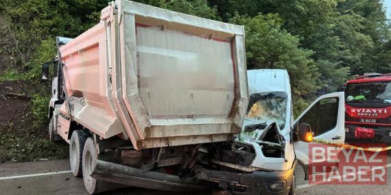 Minibüs kamyonla çarpıştı: 1 ölü, 18’i öğrenci 23 yaralı