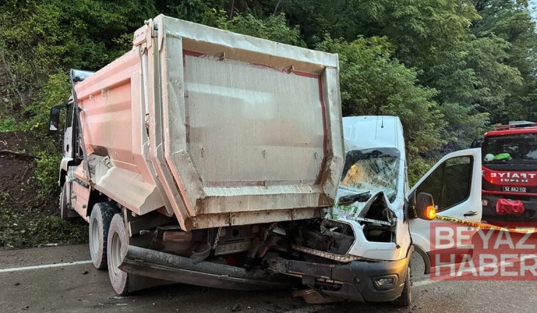 Minibüs kamyonla çarpıştı: 1 ölü, 18’i öğrenci 23 yaralı