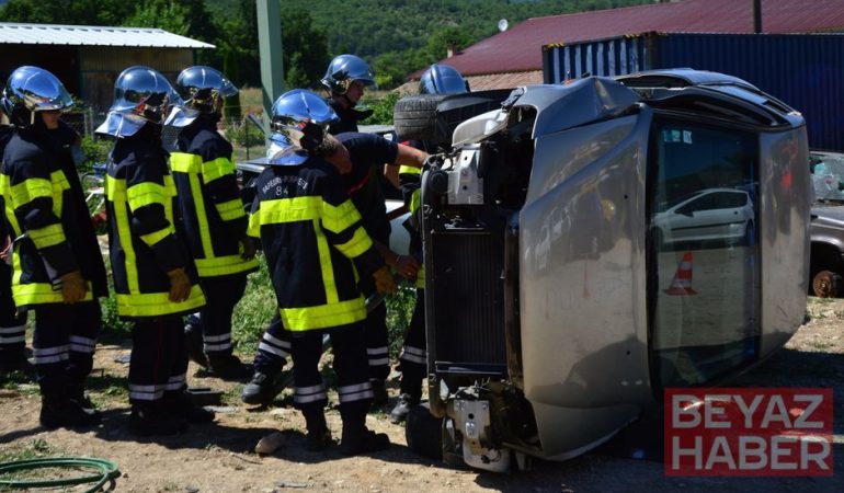 Isparta'da çekici ve minibüs çarpıştı: 17 yaralı