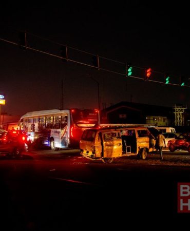 Sakarya'da devrilen hafif ticari aracın sürücüsü öldü