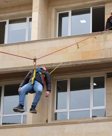 20 metre yükseklikten ormanlık alana düşerek yaralandı