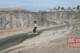 Nefes kesen gösteri: 60 metre yükseklikte halat üzerinde yürüdüler