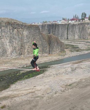 Nefes kesen gösteri: 60 metre yükseklikte halat üzerinde yürüdüler