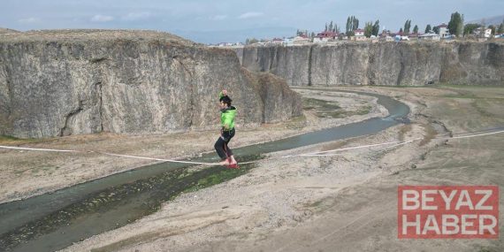 Nefes kesen gösteri: 60 metre yükseklikte halat üzerinde yürüdüler