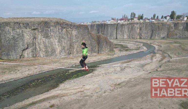 Nefes kesen gösteri: 60 metre yükseklikte halat üzerinde yürüdüler