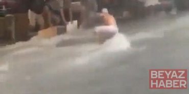 Su baskınıyla mücadele eden esnaf akıntıya kapılmaktan son anda kurtuldu