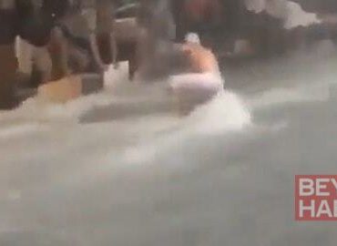 Su baskınıyla mücadele eden esnaf akıntıya kapılmaktan son anda kurtuldu