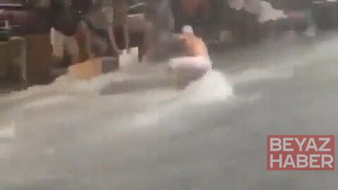 Su baskınıyla mücadele eden esnaf akıntıya kapılmaktan son anda kurtuldu