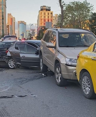Beşiktaş’ta 5 araç birbirine girdi, 2 kişi yaralandı