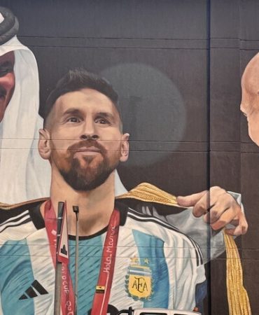 Messi'nin Dünya Kupası zaferi Katar'da dev duvar resmiyle ölümsüzleştirildi