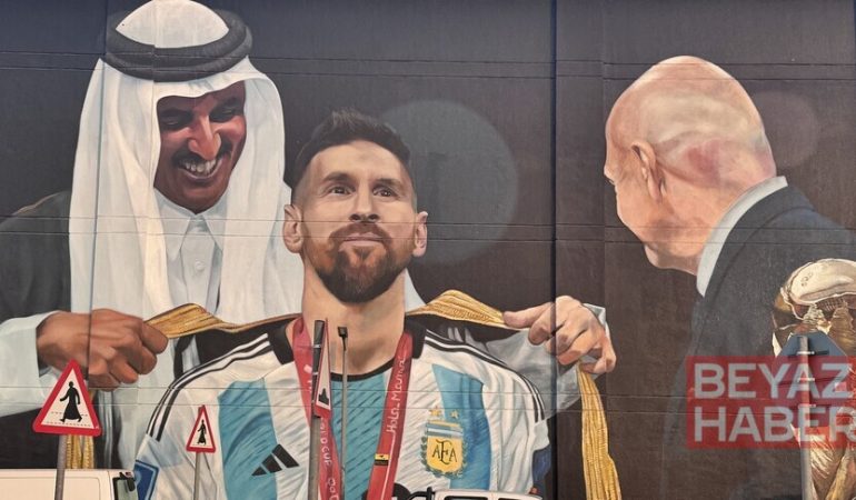 Messi'nin Dünya Kupası zaferi Katar'da dev duvar resmiyle ölümsüzleştirildi