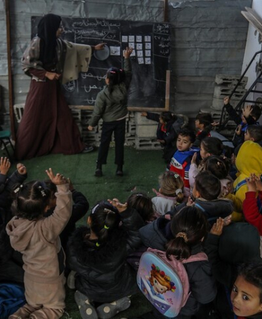 Gazzeli öğretmenlerden Dünya Öğretmenler Günü mesajı: Bu nesli ayağa kaldırmaya devam edeceğiz