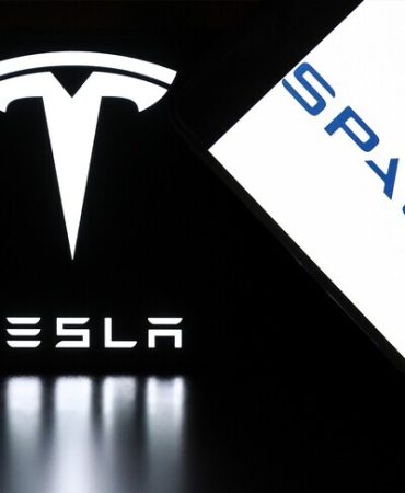 Elon Musk, SpaceX ile Tesla'nın olası birleşme için komiteler kurduğunu belirtti