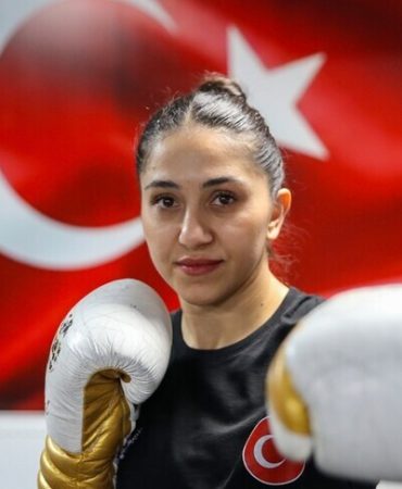 Dünya ve Avrupa şampiyonu Asuman Çığlıoğlu kick boksta yeni başarıların peşinde