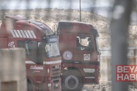İsrailli milletvekili ve Meclis adayları Gazze Şeridi'ne yardım taşıyan tırların önünü kesti