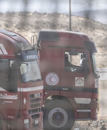 İsrailli milletvekili ve Meclis adayları Gazze Şeridi'ne yardım taşıyan tırların önünü kesti