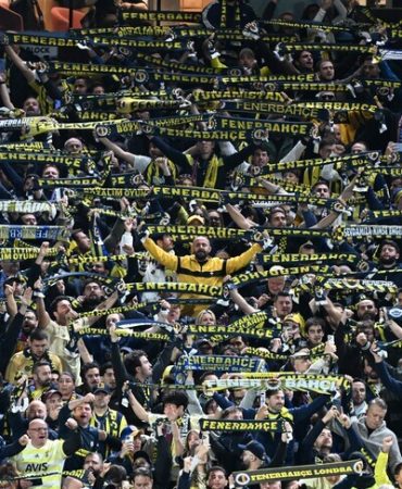Aston Villa-Fenerbahçe maçı öncesi yaşanan izdihamda 2 Türk taraftar gözaltına alındı