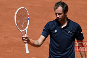 Tribüne gönderdiği top seyirciye çarpan Medvedev, Çin Açık'tan diskalifiye edildi