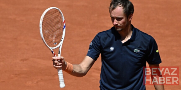 Tribüne gönderdiği top seyirciye çarpan Medvedev, Çin Açık'tan diskalifiye edildi