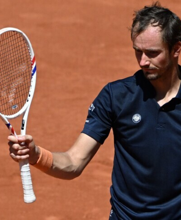 Tribüne gönderdiği top seyirciye çarpan Medvedev, Çin Açık'tan diskalifiye edildi
