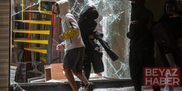 Barselona'da şiddet olaylarının yaşandığı protestolara polis müdahale etti