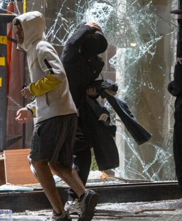 Barselona'da şiddet olaylarının yaşandığı protestolara polis müdahale etti