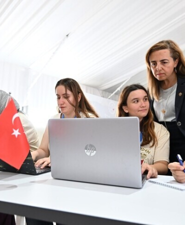 Yapay zekayla beyin kanserine yönelik molekül geliştiren üniversiteliler TEKNOFEST'te birinci oldu