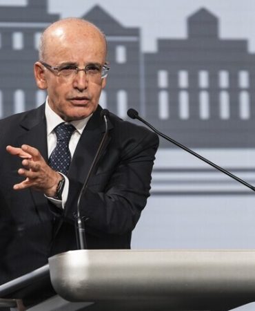 Bakan Şimşek: Türkiye'nin borçluluk düzeyinin düşük olması ekonomik şoklara karşı dayanıklılığını artırıyor