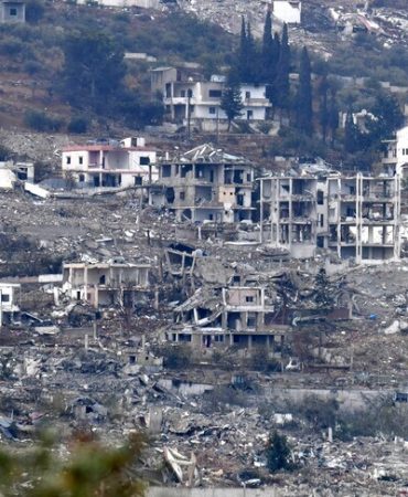 İsrail'in ateşkese rağmen Lübnan'ın güneyine düzenlediği saldırılarda 1'i çocuk 2 kişi yaralandı