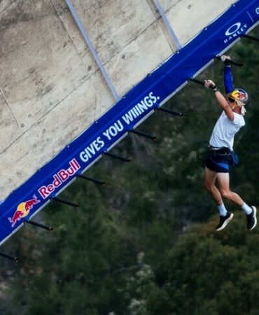 Thomas Van Tonder, Güney Afrika'da 280 metrelik monkey bar parkurunu geçti