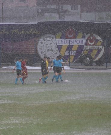 Ziraat Türkiye Kupası'ndaki Fethiyespor-Eyüpspor maçı sağanak nedeniyle ertelendi